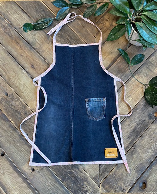 Förkläde i mörkt denimtyg med ljust band