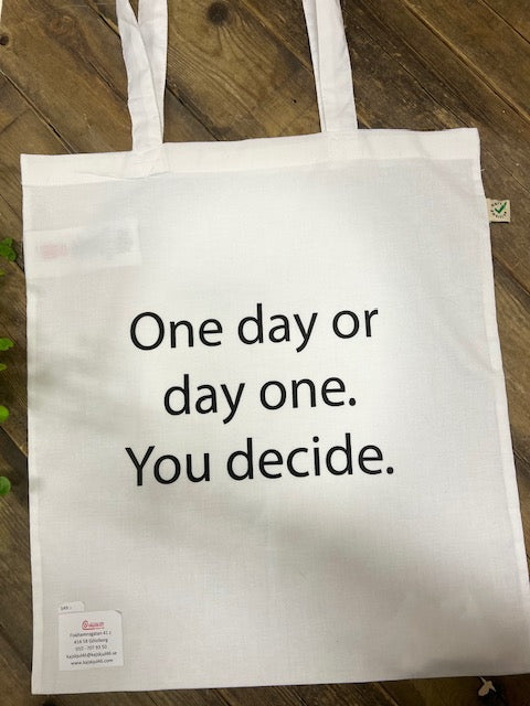 Vit tygkasse med tryck på framsidan